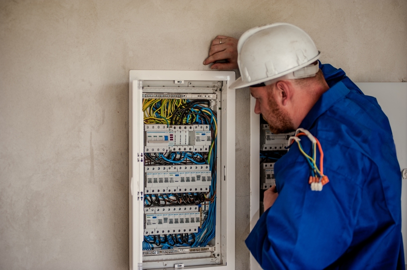 electricite-LA GARDE-min_electrician-2755683